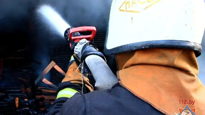 Падчас пажару на складе ў Брэсце згарэлі станкі, пагрузчыкі (фота, відэа)