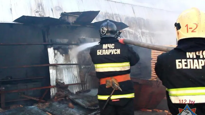 Падчас пажару на складе ў Брэсце згарэлі станкі, пагрузчыкі (фота, відэа)