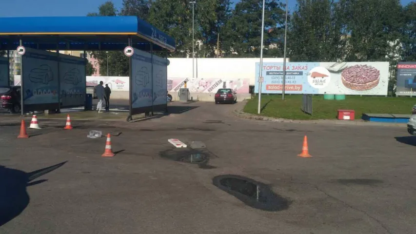 У Мінску на аўтазапраўцы BMW наехаў на работніцу аўтамыйкі