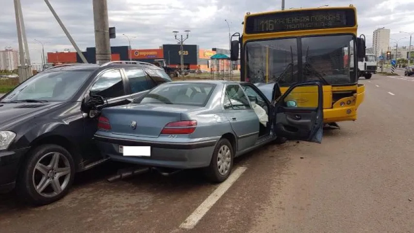 У Мінску кіроўца заснуў падчас руху, легкавік сутыкнуўся з аўтобусам (фота)