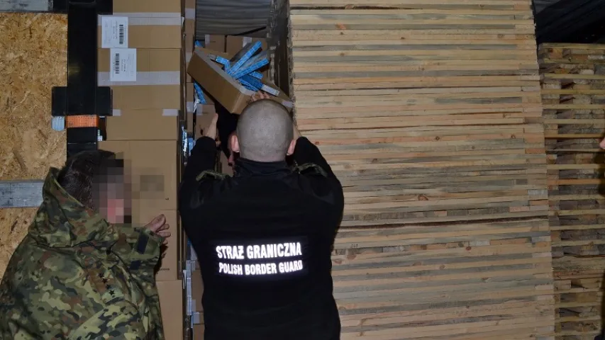 Палякі затрымалі рэкордную партыю кантрабандных цыгарэт з Беларусі