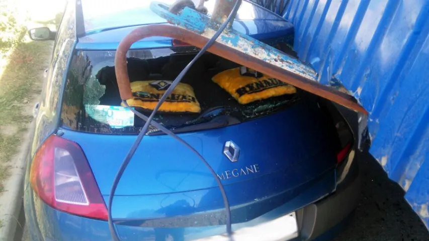 У Мінску на Renault з паўпрычэпа ўпала бытоўка (фота)