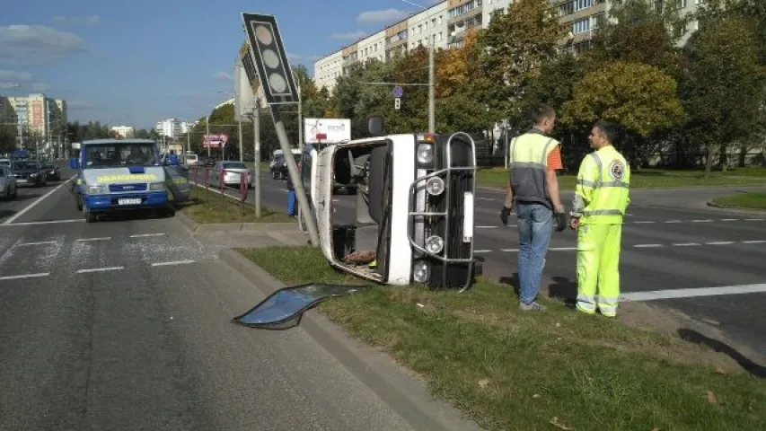 У Мінску перакуліўся мікрааўтобус, пацярпеў кіроўца (фота)