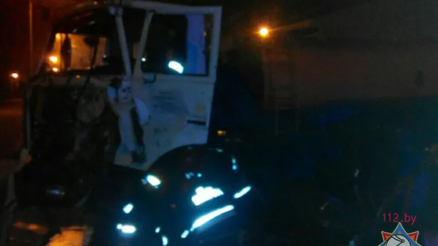 Здымкі з месца аўтааварыі, дзе фура пратараніла машыну дарожных рабочых