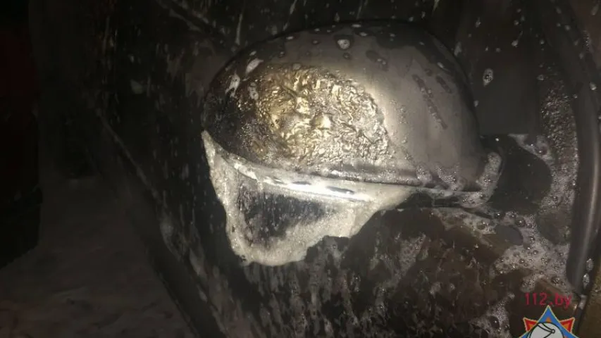 Уначы ў Мінску гарэў аўтамабіль "Пежо" (фота, відэа)