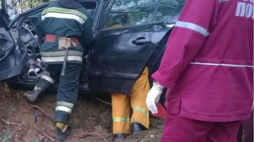 У Камянецкім раёне пасля ДТЗ кіроўцу даставалі з салону гідраўлічнымі нажніцамі