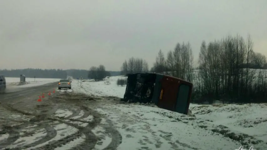 У Лагойскім раёне перакуліўся аўтобус, ёсць пацярпелыя (фота)