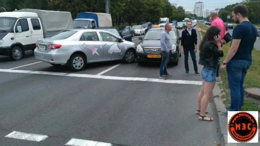 У Мінску на Арлоўскай вуліцы сутыкнуліся чатыры аўтамабілі (фота)