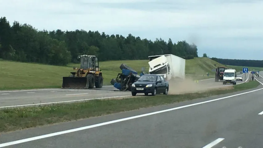 На трасе Мінск — Магілёў фура перакуліла трактар (фота, відэа)