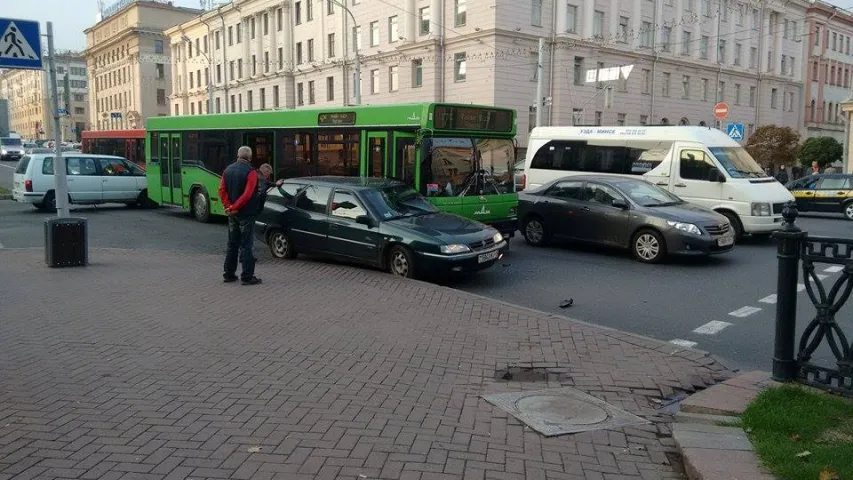 ДТЗ на скрыжаванні Свярдлова і Ленінградскай у Мінску — утварыўся затор (фота)
