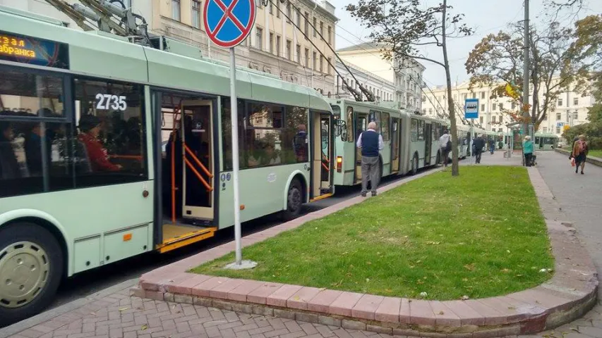 ДТЗ на скрыжаванні Свярдлова і Ленінградскай у Мінску — утварыўся затор (фота)