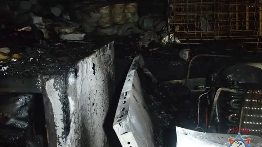 У Мінску ўначы з-за пажару ў краме эвакуявалі 27 чалавек (фота)