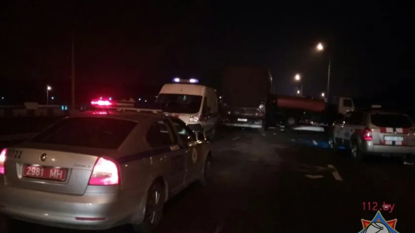 Здымкі з месца аўтааварыі, дзе фура пратараніла машыну дарожных рабочых