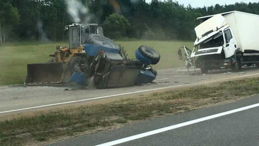 На трасе Мінск — Магілёў фура перакуліла трактар (фота, відэа)