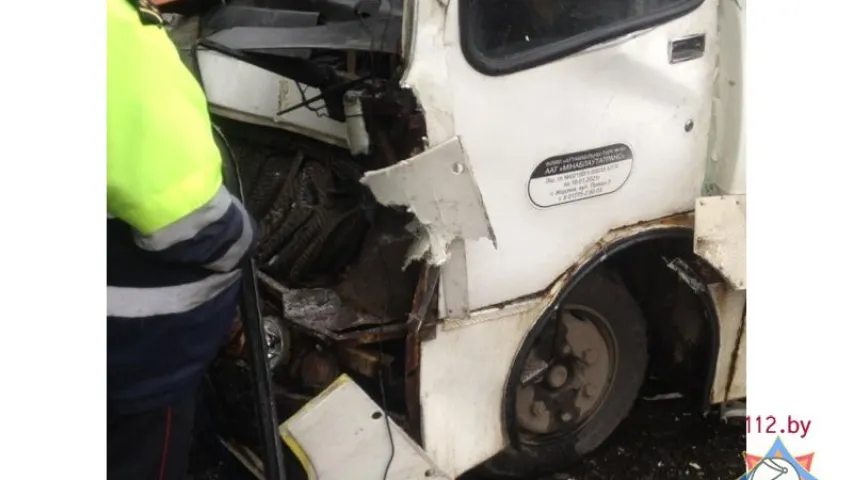 Адбылося сутыкненне рэйсавага аўтобуса "Жодзіна — Мінск" і грузавіка (фота)