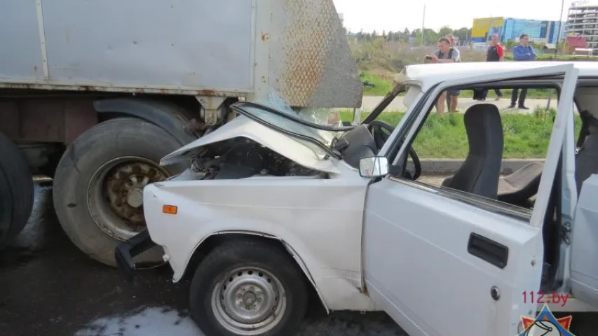 У Мінску легкавік, у якім міліцыя везла затрыманага, трапіў пад фуру (фота)