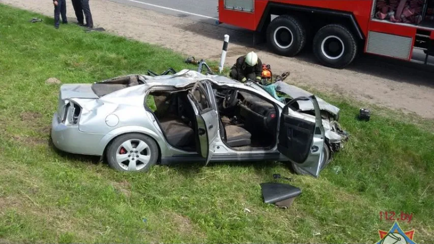 У Пухавіцкім раёне перакуліўся Opel Vectra, кіроўцу вызвалялі ратавальнікі. Фота