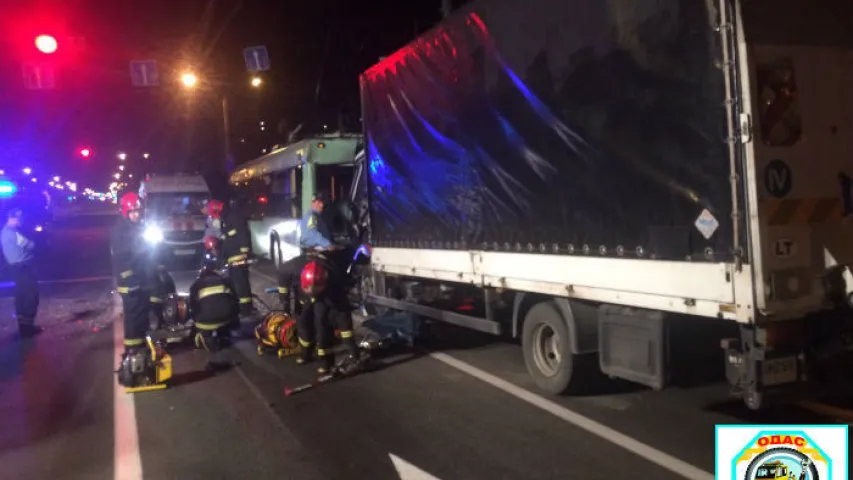 Уначы ў Мінску грузавік з літоўскімі нумарамі пратараніў тралейбус (фота)