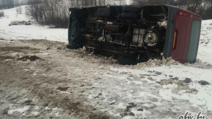 У Лагойскім раёне перакуліўся аўтобус, ёсць пацярпелыя (фота)
