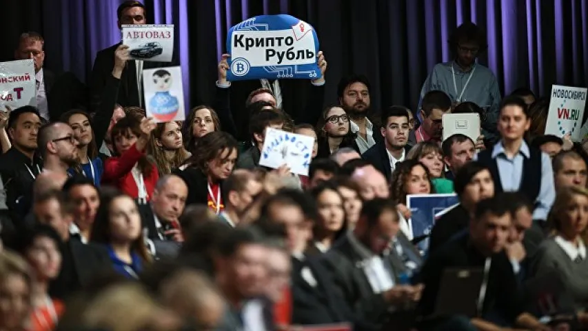 Плакаты на прэс-канферэнцыі расійскага прэзідэнта: “Пуцін бабай” і іншыя (фота)