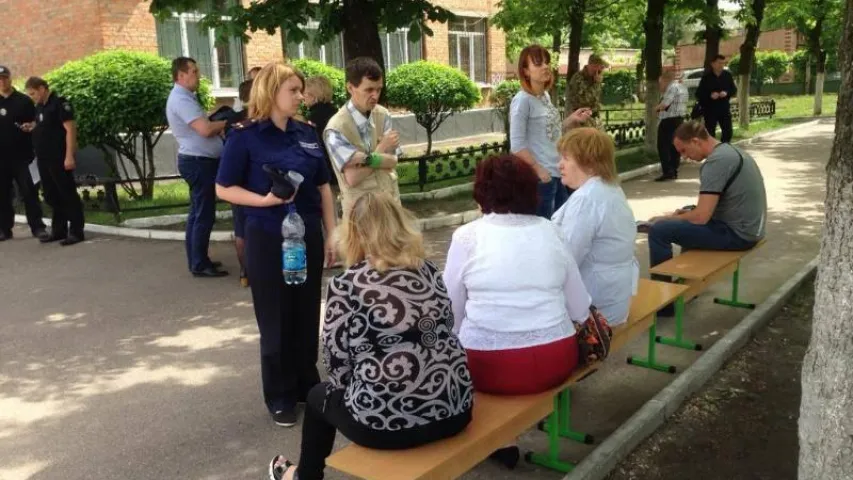 Ва Украіне падчас лінейкі страцілі прытомнасць дзясяткі школьнікаў