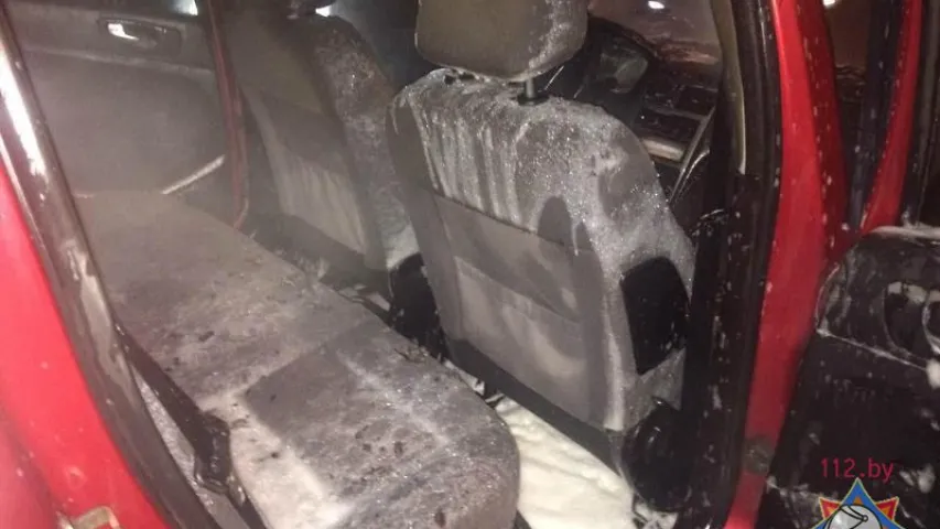 Уначы ў Мінску гарэў аўтамабіль "Пежо" (фота, відэа)