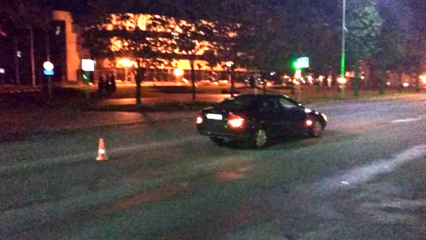 У Маладзечне хлопец і дзяўчына беглі на чырвонае святло ды трапілі пад Volvo