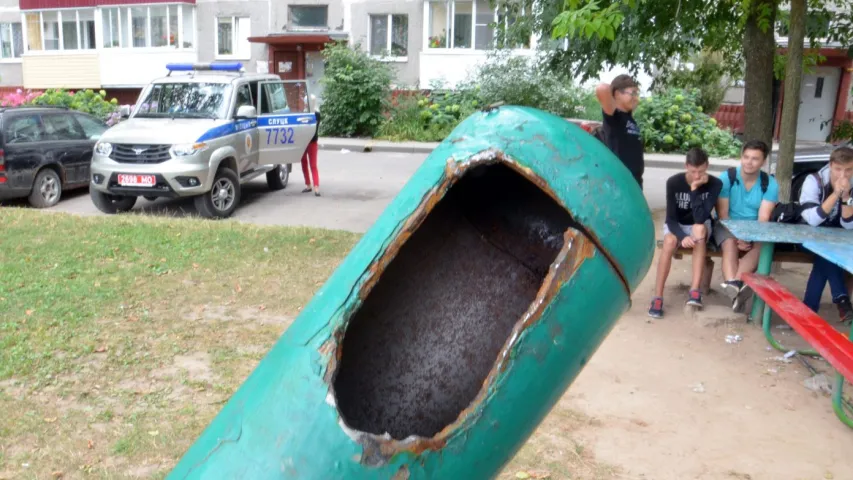 У Слуцку абрынуліся арэлі, пацярпелі дзве 9-гадовыя дзяўчынкі
