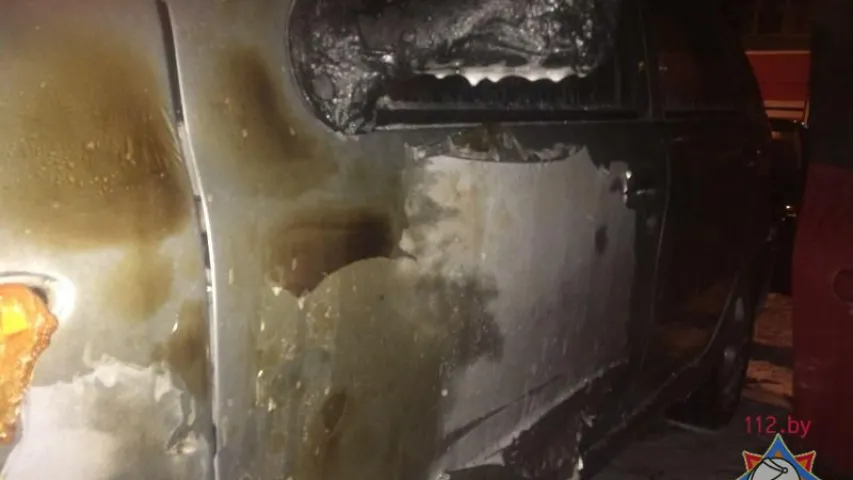 Уначы ў Мінску гарэў аўтамабіль "Пежо" (фота, відэа)