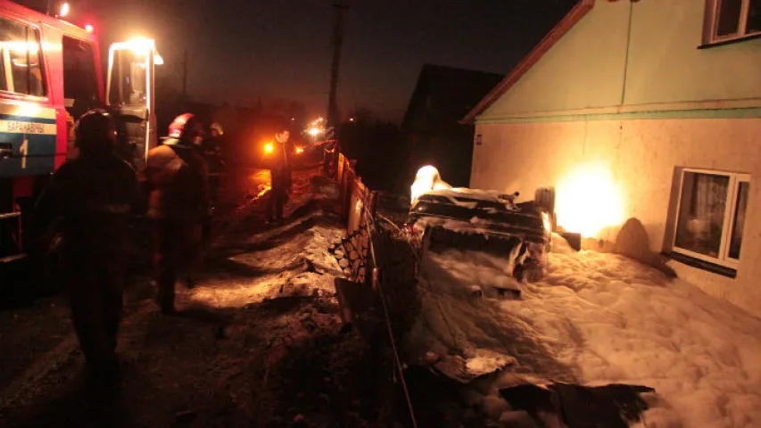 У Баранавічах "Аўдзі" знесла слуп, плот, перакулілася і спынілася ля дома. Фота