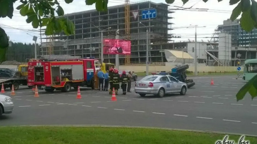 У Мінску на праспекце Незалежнасці перакуліўся трактар (фота)