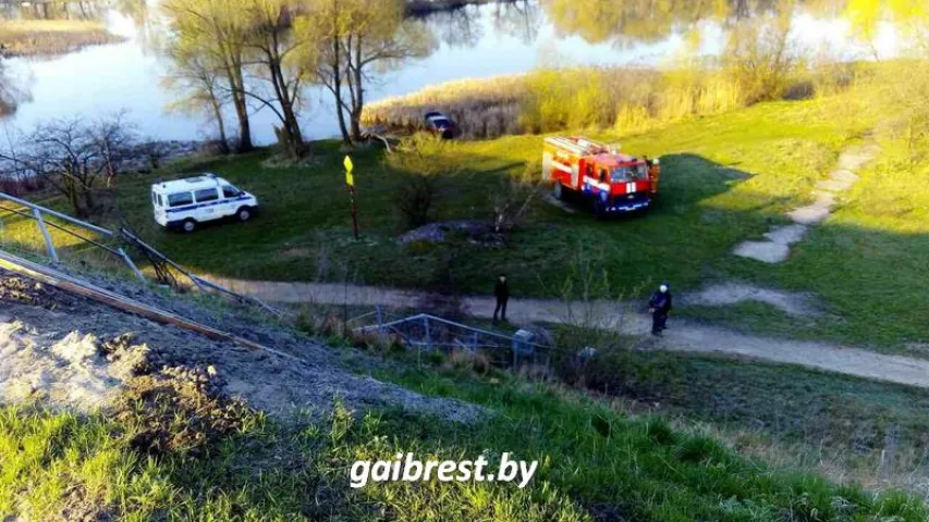 У Брэсце з моста ўпаў аўтамабіль Volkswagen Sharan (фота)