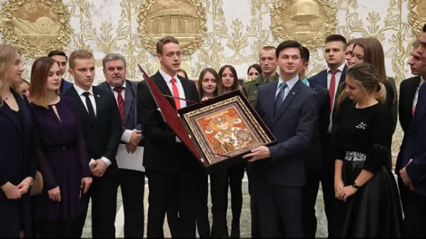 Студэнты з Гродна прывезлі Лукашэнку ікону Мікалая Цудатворца (фота)
