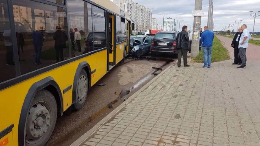 У Мінску кіроўца заснуў падчас руху, легкавік сутыкнуўся з аўтобусам (фота)