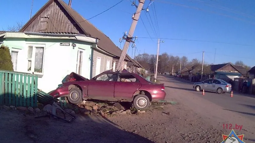У Жодзіне ратавальнікі дэблакавалі пацярпелага ў ДТЗ пасажыра "Мазды" (фота)