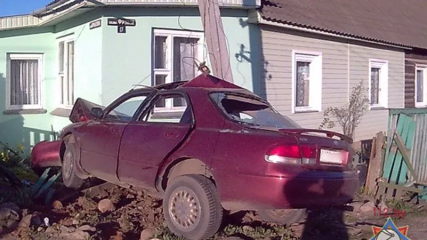 У Жодзіне ратавальнікі дэблакавалі пацярпелага ў ДТЗ пасажыра "Мазды" (фота)