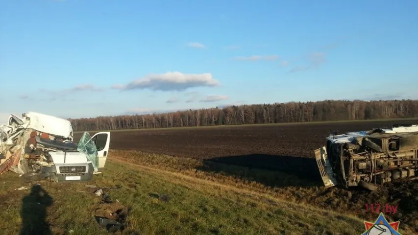У Бярозаўскім раёне сутыкнуліся мікрааўтобус і грузавік (фота)