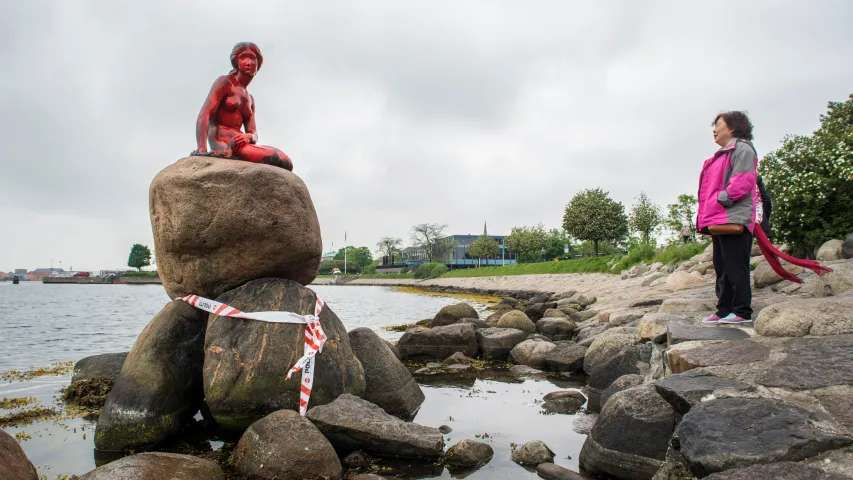 У Капенгагене аблілі чырвонай фарбай знакамітую статую Русалачкі. Фота