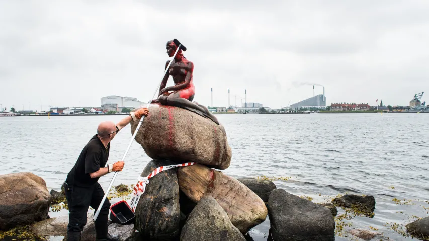 У Капенгагене аблілі чырвонай фарбай знакамітую статую Русалачкі. Фота