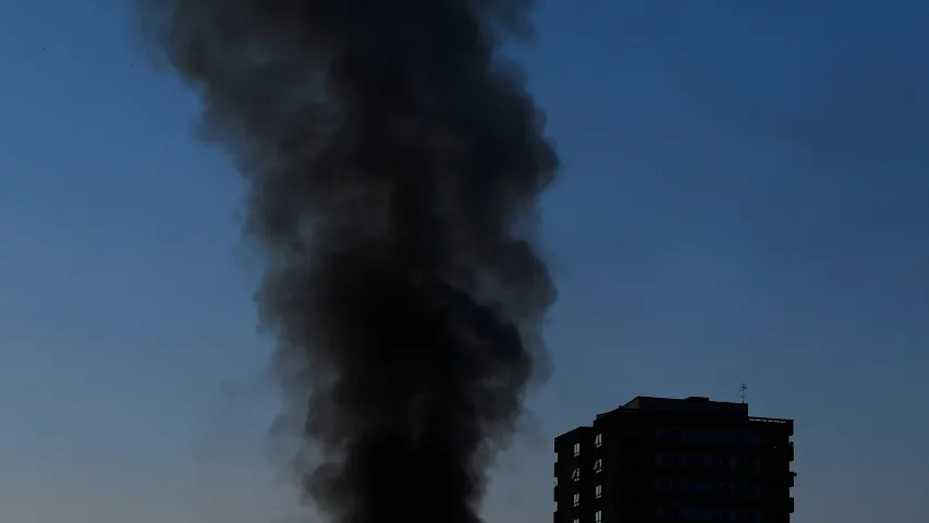 У Лондане згарэў 24-павярховы жылы дом. Фота, відэа