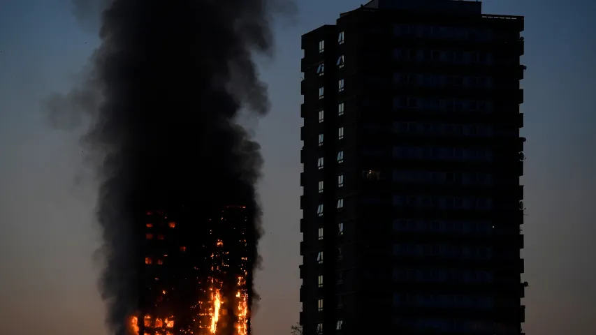 У Лондане згарэў 24-павярховы жылы дом. Фота, відэа