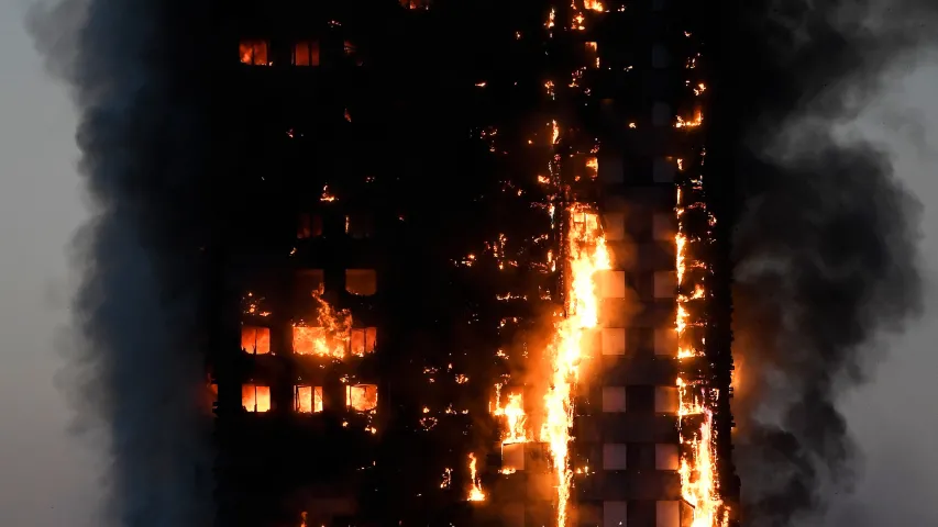 У Лондане згарэў 24-павярховы жылы дом. Фота, відэа