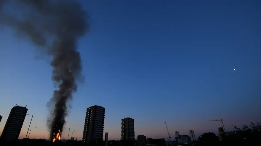 У Лондане згарэў 24-павярховы жылы дом. Фота, відэа