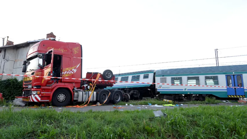 У Італіі пасажырскі цягнік сутыкнуўся з фурай (фота, відэа)
