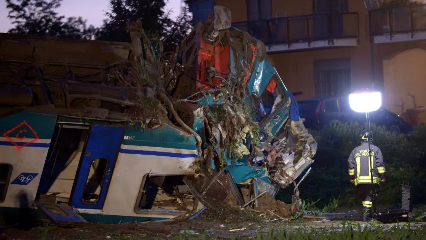 У Італіі пасажырскі цягнік сутыкнуўся з фурай (фота, відэа)