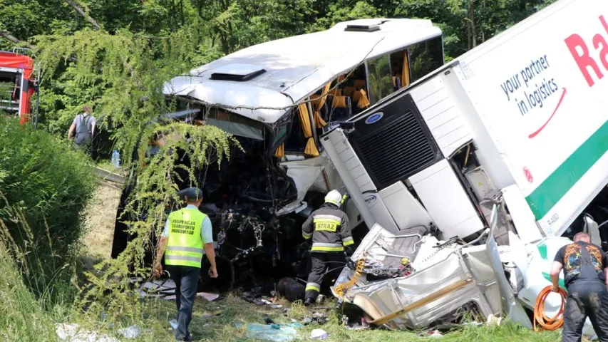 У Польшчы школьны аўтобус трапіў пад фуру, пацярпела больш за 40 дзяцей