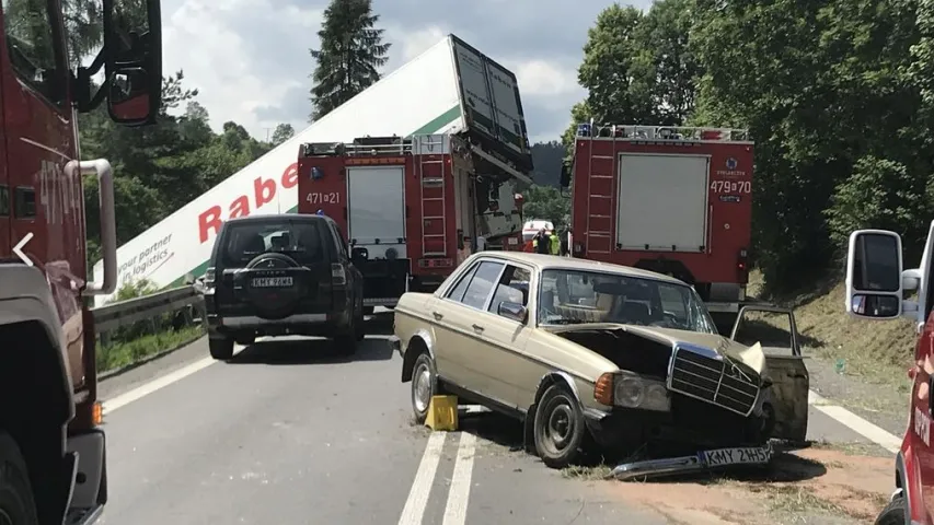 У Польшчы школьны аўтобус трапіў пад фуру, пацярпела больш за 40 дзяцей
