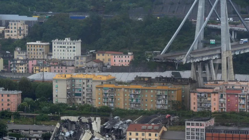 У Генуі абрынуўся мост, аўтамабілі падалі з вышыні дзясяткаў метраў (фота)