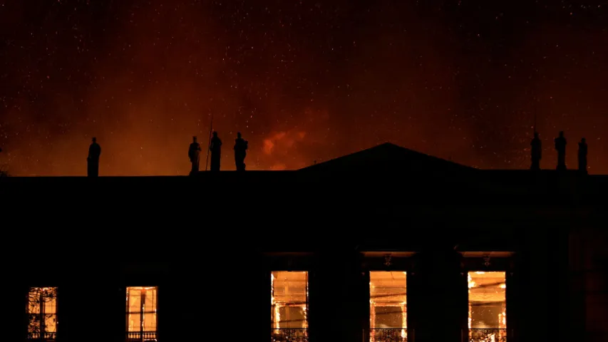 У Рыа-дэ-Жанейра згарэў Нацыянальны музей Бразіліі (фота, відэа)