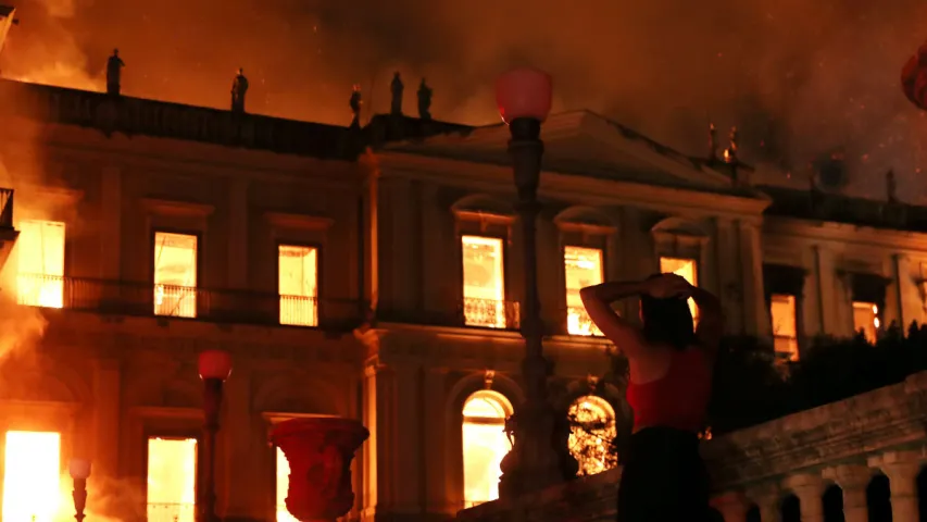 У Рыа-дэ-Жанейра згарэў Нацыянальны музей Бразіліі (фота, відэа)
